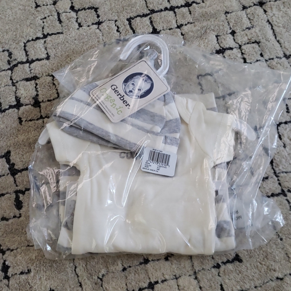 Gerber organic boy/girl set. Pants shirt & hat.